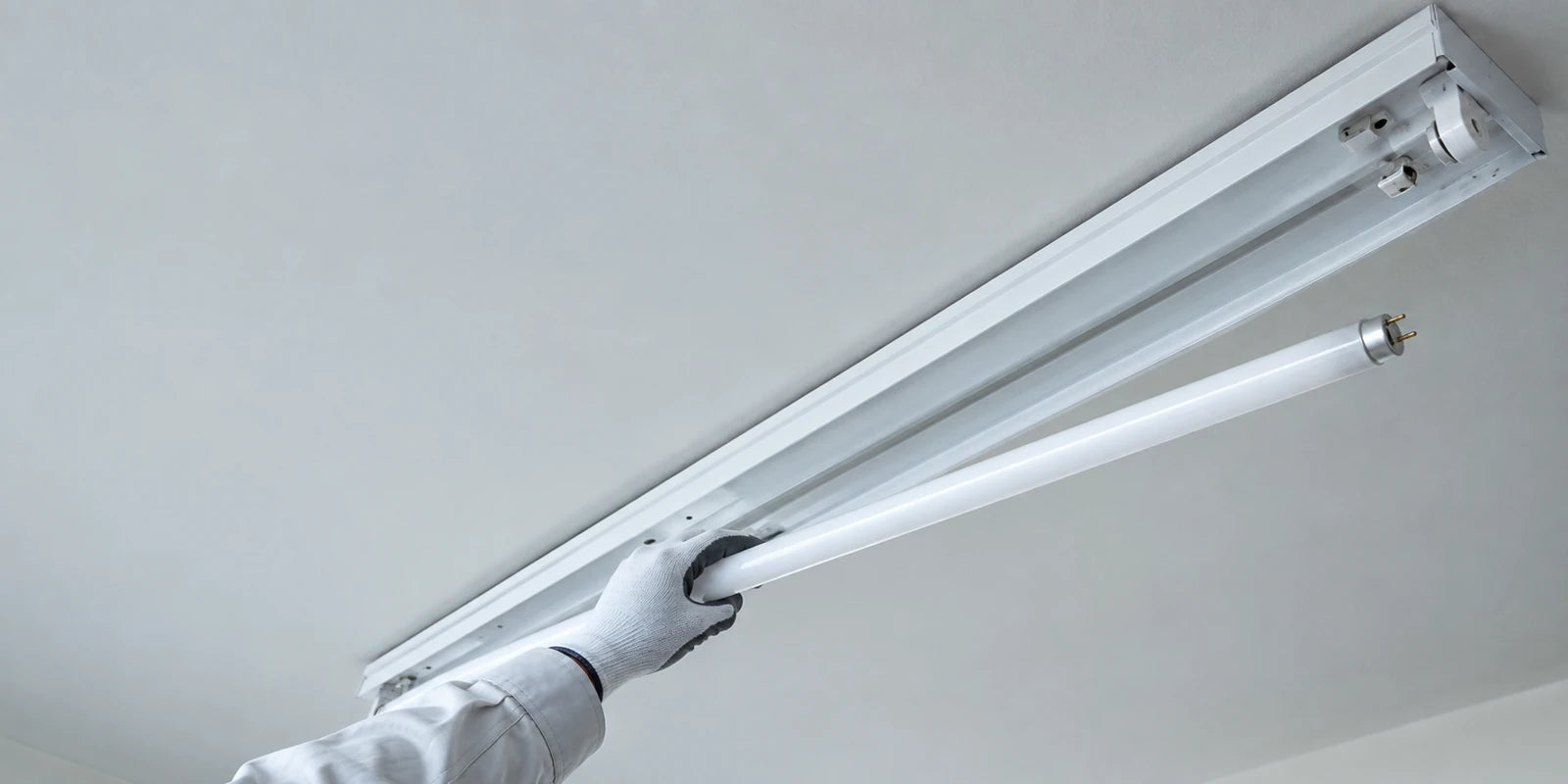 蛍光灯器具の交換作業